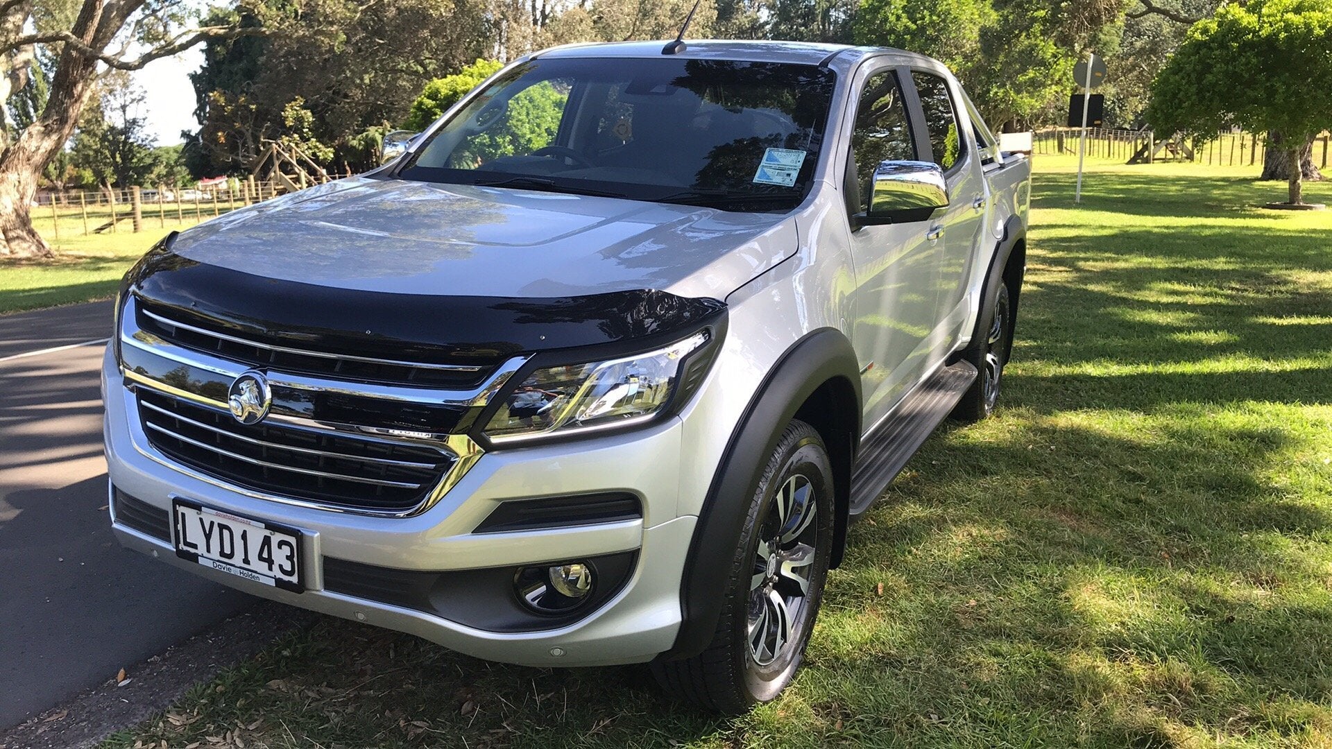 BONNET GUARD - COLORADO/TRAILBLAZER 2017 - 2019 installed on grey Ute